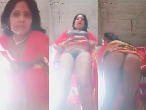 Gaon Ki Bhabhi Apna Chut Aur Gand Dikhate Hue MMS